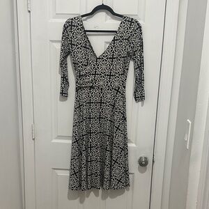 ✔️Black & White Printed V-Neck Midi Dress